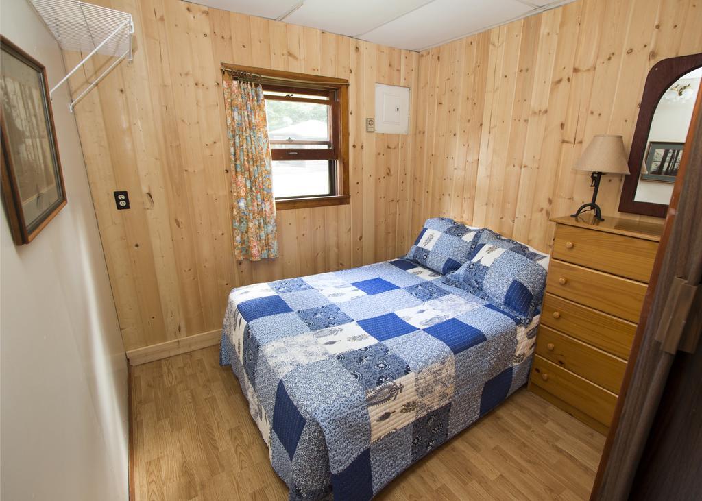 The Pines Cottage Resort Oxtongue Lake Ngoại thất bức ảnh